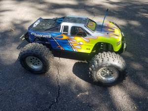 lot 251 image: Associated Electronics MGT 8.0 RTR Nitro RC Truck