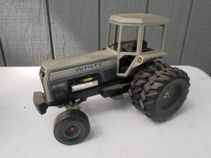 lot 229 image: White 2-180 and 2-155 Tractor Diecast Models, 116