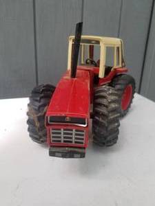lot 225 image: International Harvester 3588 Tractor Diecast Model, 116