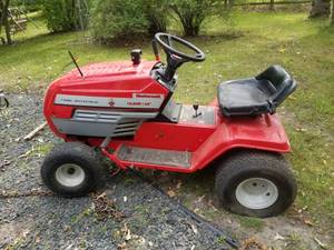 lot 25 image: Briggs & Stratton Snapper Lawn & Garden Tractor