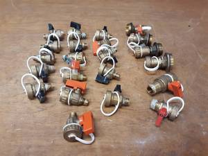 lot 414 image: Lot of (22) Brass Ball Valves - Most are 14 NPT and Capped