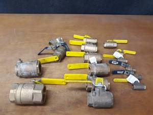 lot 428 image: Large Lot of (16) Threaded NPT Brass Ball Valves - 12 up to 2