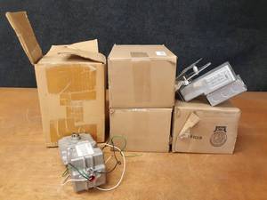lot 439 image: Lot of (4) Actuators - Includes (3) Greenheck and (1) Siebe
