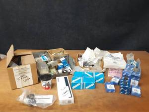 lot 542 image: Large Lot of Faucet and Bathroom Parts