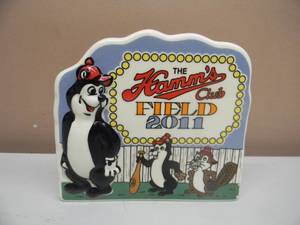 lot 32 image: VINTAGE HAMMS BEAR 2011 THE HAMMS CLUB FIELD COMMEMORATIVE - NICE - RARE - SEE PICTURES