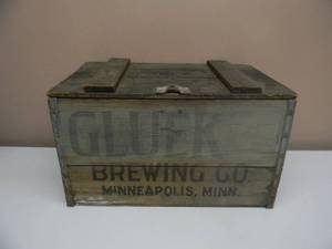 lot 52 image: RARE VINTAGE ORIGINAL - GLUEK BREWING CO. WOOD CTATE - AWESOME PIECE - ALL LATCHES & HINGES ARE IN GOOD CONDITION - SEE PICTURES