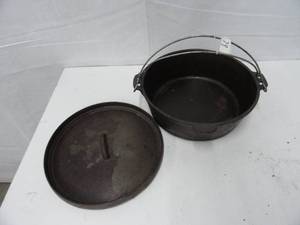 12 Cast Iron Dutch Oven