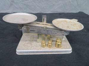 lot 17 image: PELUZE SCALE WITH 3 WEIGHTS