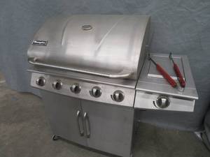 lot 20 image: CHARMGLOW GRILL WITH TC TONGS