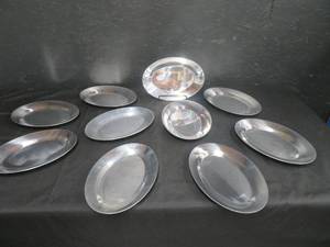 lot 30 image: 10 11 ALU PLATTERS BY WINCO