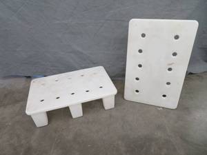 lot 39 image: 2 WHITE PLASTIC DUNNAGE RACKS