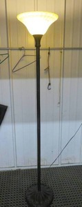 lot 80 image: BEAUTIFUL LAMP