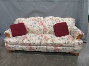 lot 98 image: 6 8 FLORAL COUCH WITH ACCENT PILLOWS