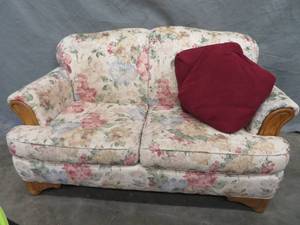lot 99 image: 5FT FLORAL LOVE SEAT WITH ACCENT PILLOWS