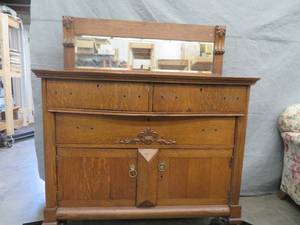 lot 105 image: STUNNING DRESSER WITH DETACHABLE VANITY MIRROR