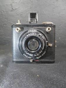 lot 107 image: VINTAGE KODAK BROWNIE FLASH 6-20 FLARED SHAPE MODEL 1957 CAMERA
