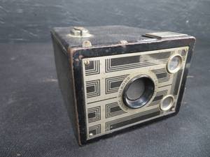 lot 108 image: VINTAGE BROWNIE JR SIX-20 KODAK CAMERA
