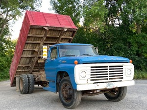 lot 2 image: 1967 Ford F600 Flat-Bed  Grain Truck With Hydraulic Hoist