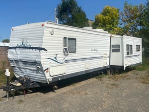 lot 4-A image: 2004 Four-Winds 35-ES DLX Camper Trailer