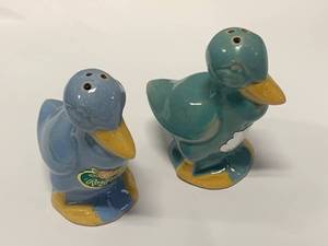lot 11 image: Vintage Rosemead Pottery Ducks Shaker