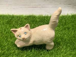 lot 14 image: Vintage Rosemeade Pottery White Cat Shaker