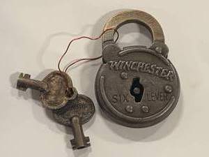 lot 32 image: Winchester Six Lever Lock with 2 Keys