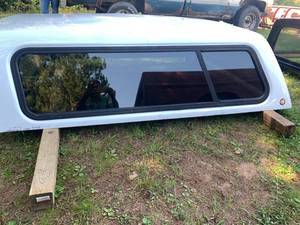 lot 6 image: White Fiberglass pickup topper