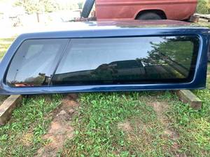 lot 5 image: Fiberglass pickup topper for short box