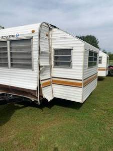 lot 8 image: Globestar 36 foot Camping Trailer