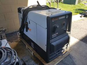 lot 514 image: 2020 Hobart Champion Elite 225 Amp DC Welder  11,000 Watt Generator (Used Once)