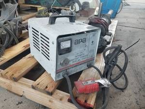lot 524 image: 24 Volt Automatic Battery Charger