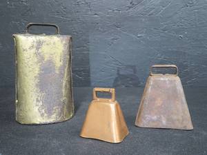 lot 70 image: 3 VINTAGEANTQIUE PRIMITIVE COW BELLS