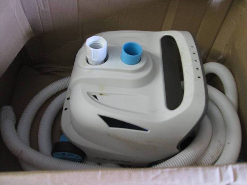 lot 103 image: Intex Zx300 Deluxe Automatic Pool C...