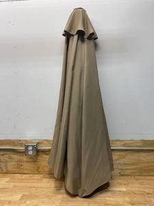 lot 40 image: Patio Umbrella