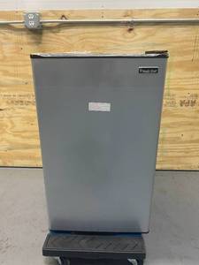 lot 109 image: MAGIC CHEF 4.4 cu. ft. Mini Fridge in Stainless Look