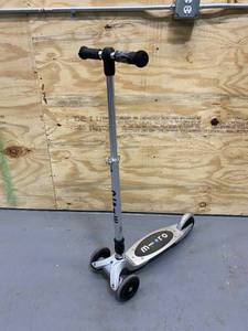 lot 116 image: 3 Wheel Scooter Radio Flyer FX Glide