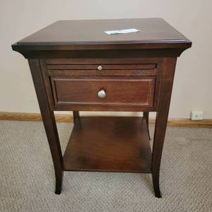 lot 07 image: 19 x 18 x 27 Nightstand