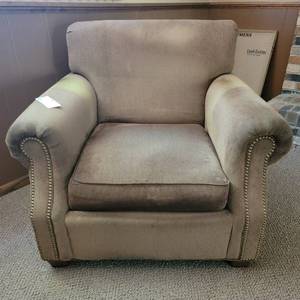 lot 08 image: Hekman Woodmark Chair