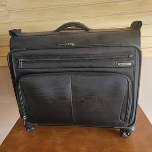 lot 16 image: Samsonite Suitcase