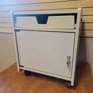 lot 24 image: Heavy Duty Plastic Taboret Cabinet with Lock and Keys