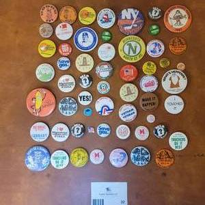 lot 32 image: Assorted Vintage Buttons