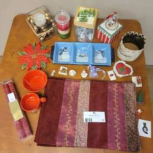 lot 37 image: Christmas Decor