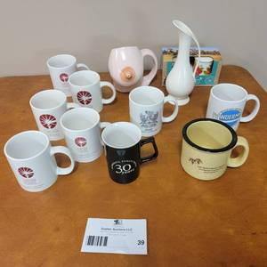lot 39 image: Vintage Novelty Creamer and Mugs