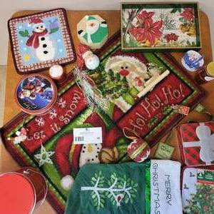 lot 40 image: Christmas Decor