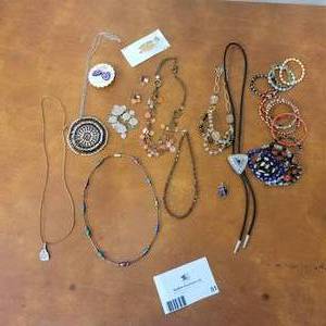 lot 51 image: Vintage Jewelry Collection