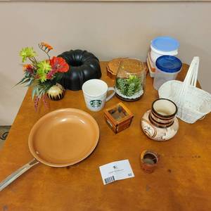 lot 62 image: Fun Kitchen Items