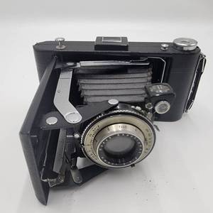lot 54 image: Vintage Kodak Kodamatic 6 With Flash and Case