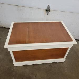 lot 08 image: Vintage 36 x 22 x 24 Wooden Chest