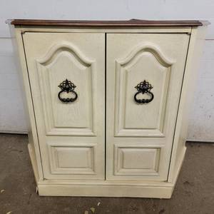 lot 09 image: Vintage CabinetBuffet- 36 x 29 x 12