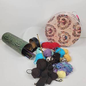 lot 19 image: Knitters Starter Set